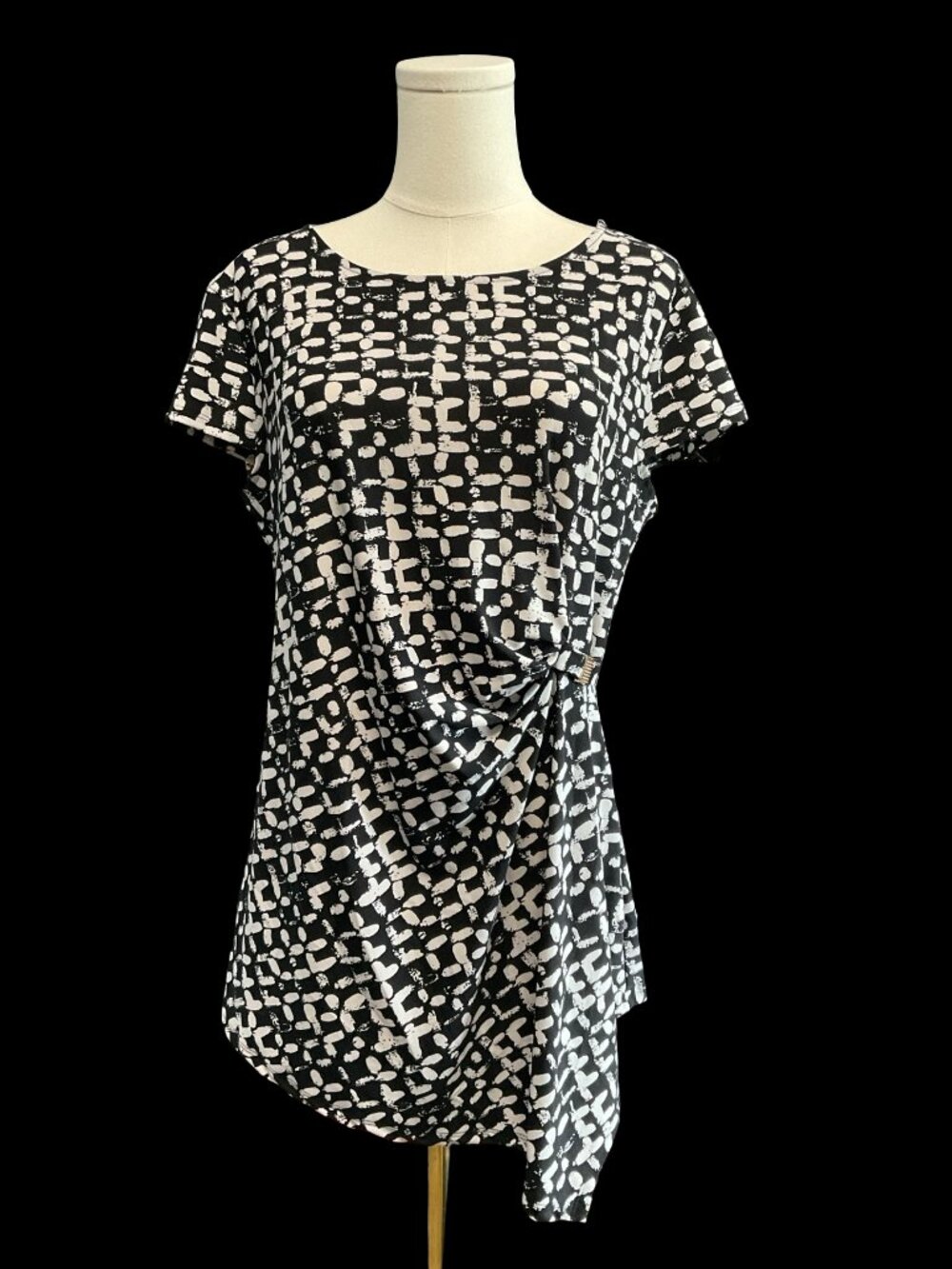 Black/White Graphic Print Top w/ Side Ruching & Metal Detail